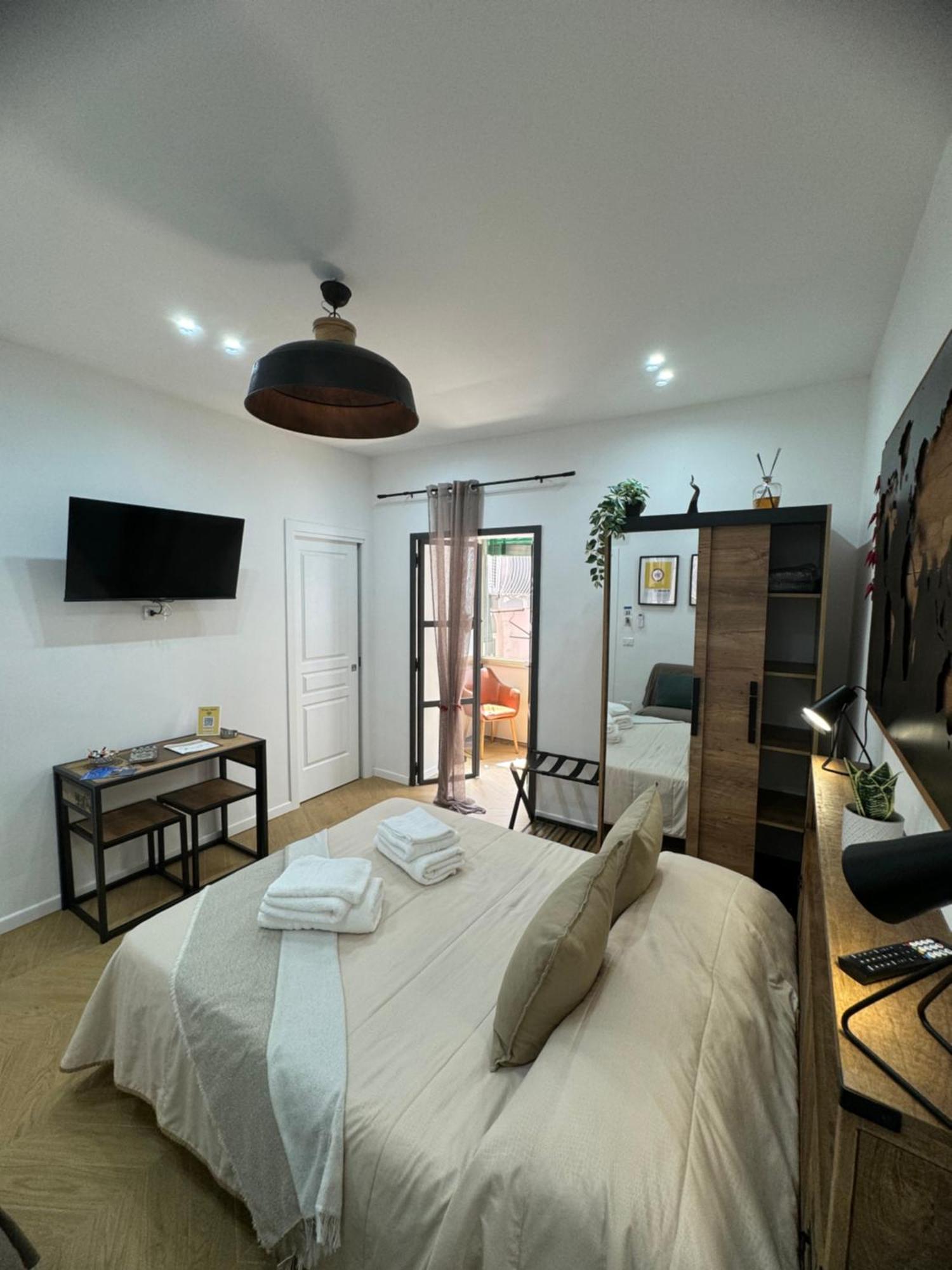 Gennarino Apartments - Panorama Suite With Balcony And Urban Loft Napoli Bagian luar foto